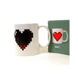 Taza Kikkerland Corazón pixelado